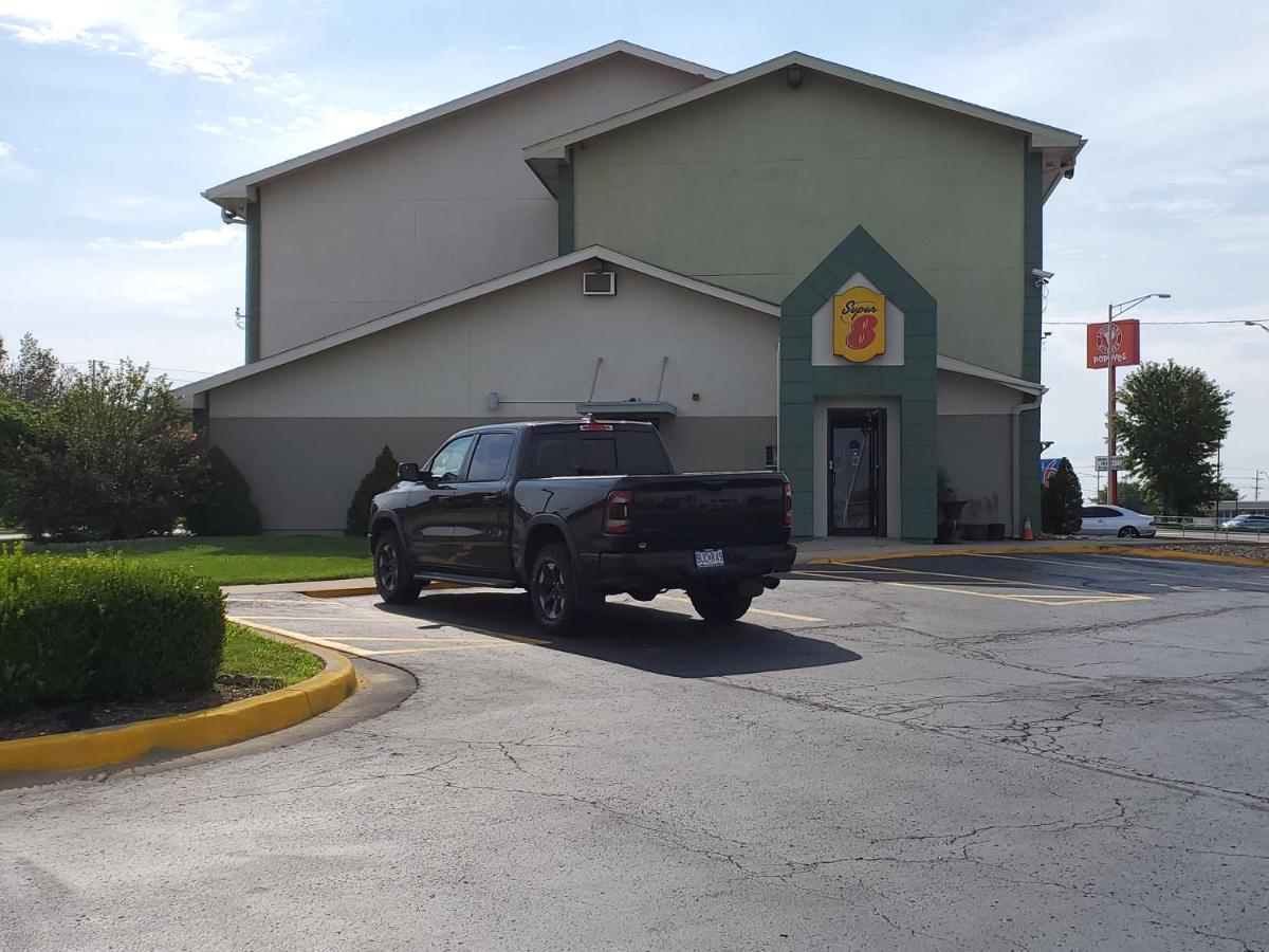 Super 8 By Wyndham Kansas City At Barry Road/Airport Экстерьер фото