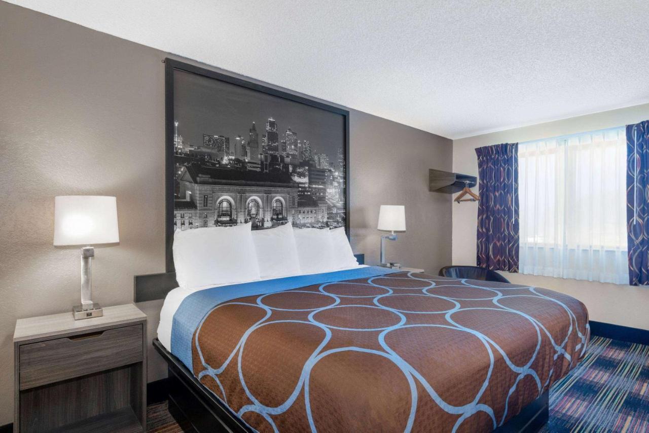 Super 8 By Wyndham Kansas City At Barry Road/Airport Экстерьер фото