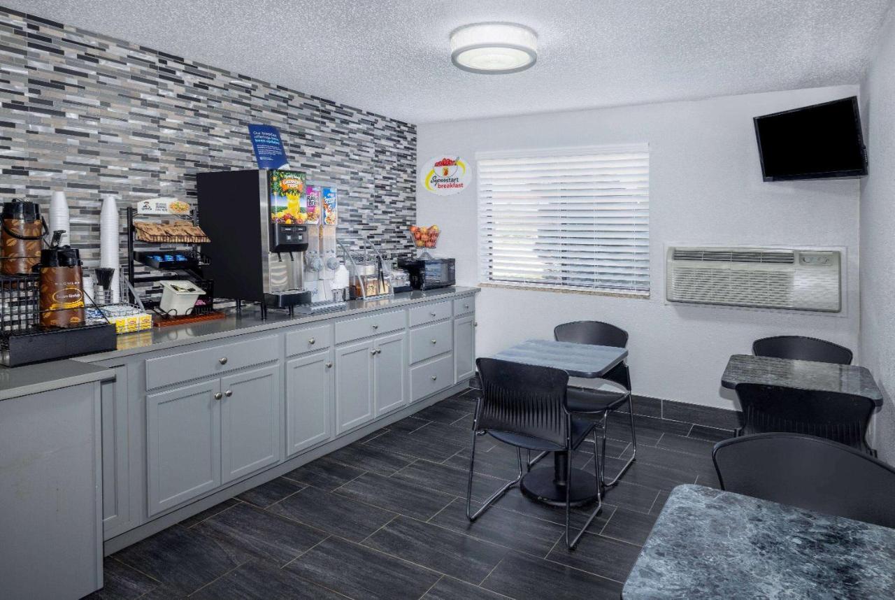 Super 8 By Wyndham Kansas City At Barry Road/Airport Экстерьер фото