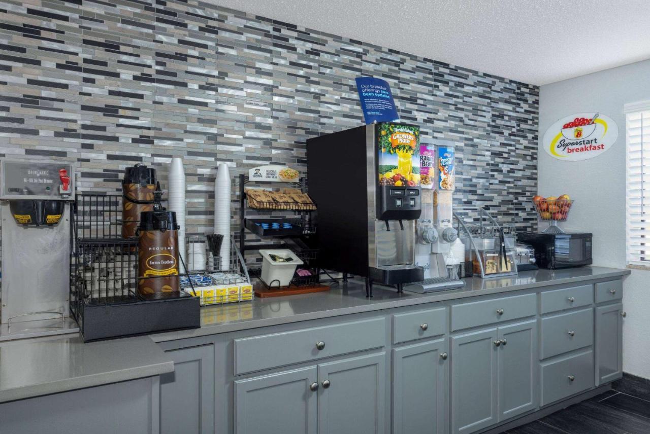 Super 8 By Wyndham Kansas City At Barry Road/Airport Экстерьер фото