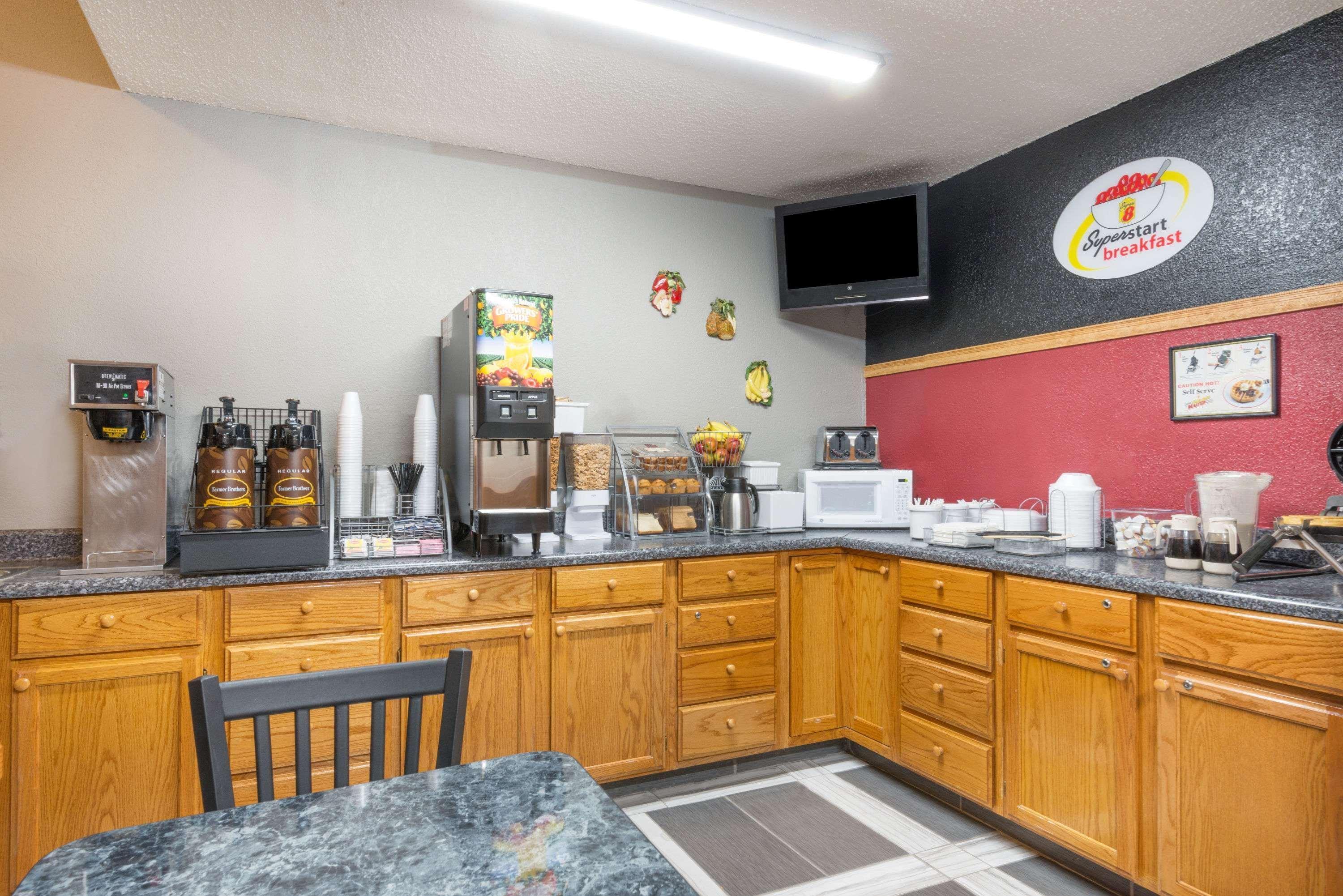 Super 8 By Wyndham Kansas City At Barry Road/Airport Экстерьер фото