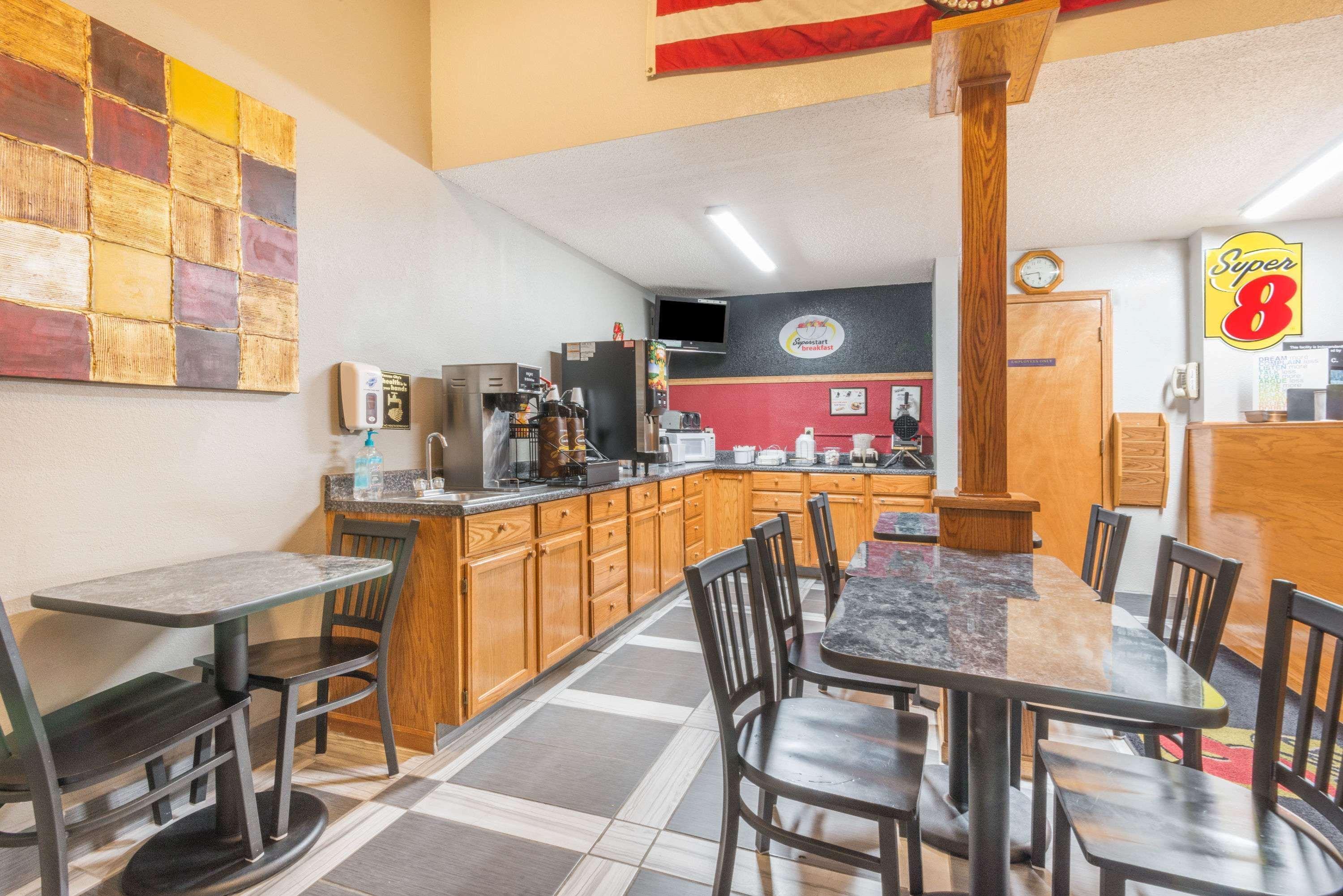 Super 8 By Wyndham Kansas City At Barry Road/Airport Экстерьер фото
