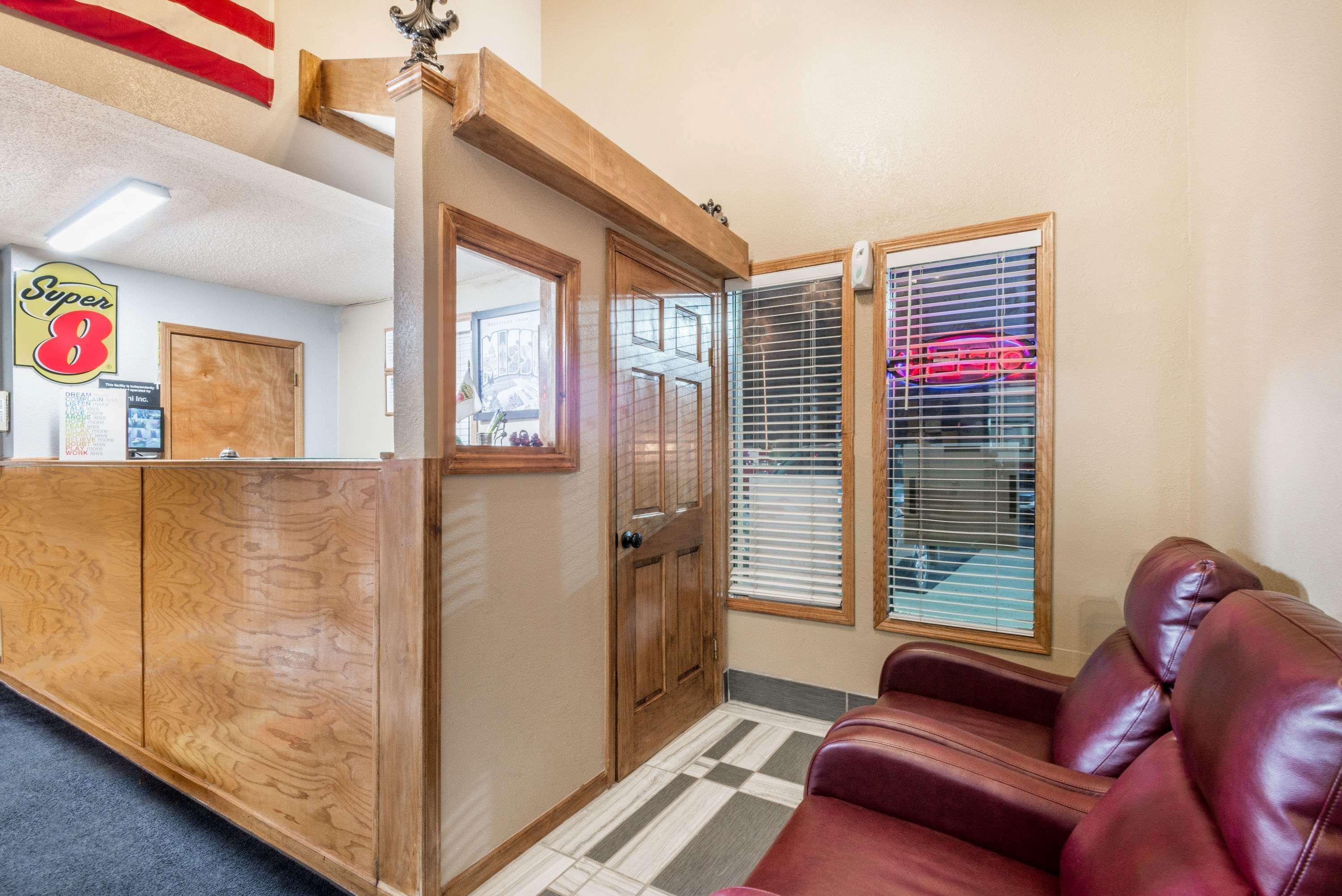 Super 8 By Wyndham Kansas City At Barry Road/Airport Экстерьер фото