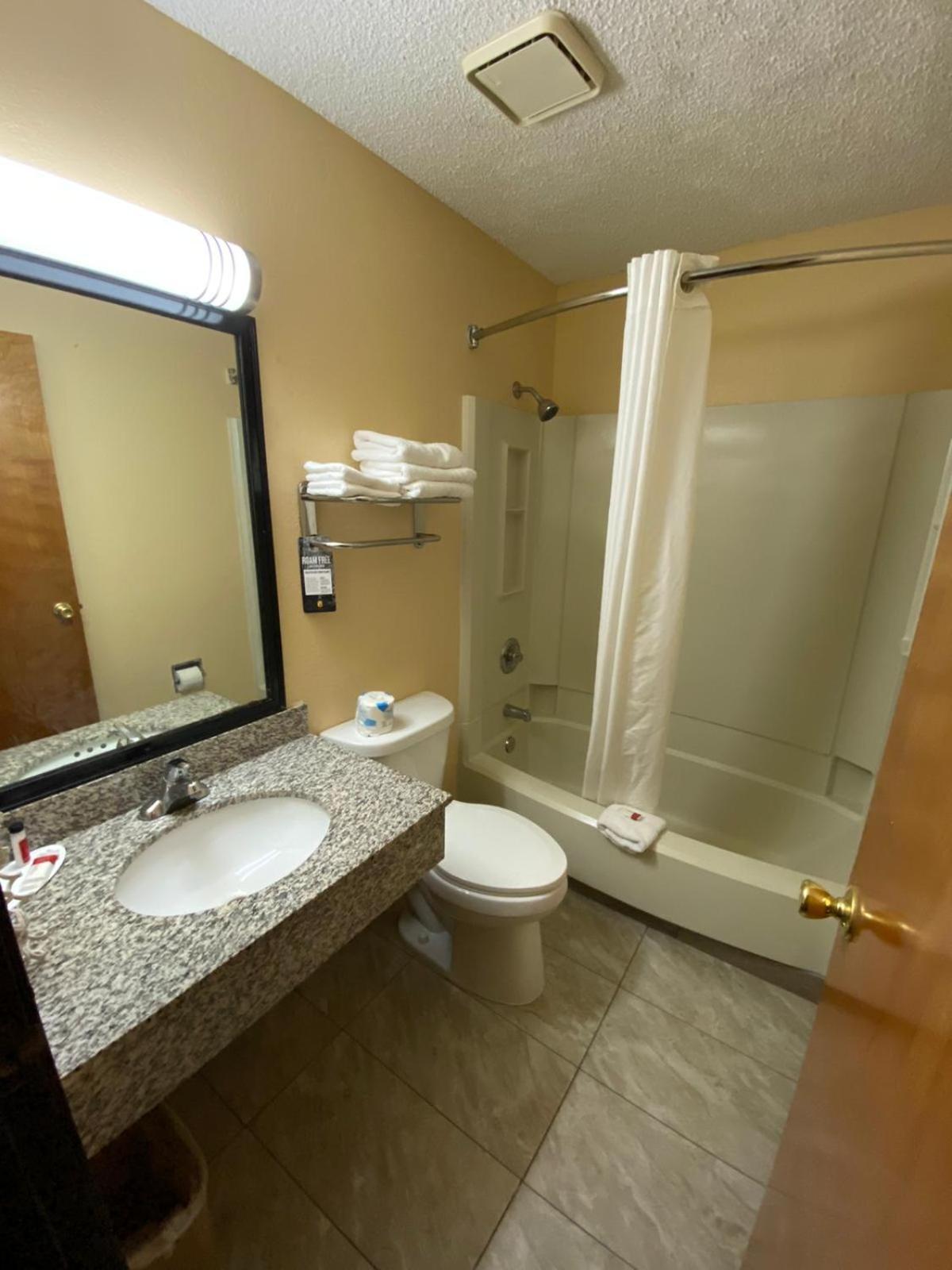 Super 8 By Wyndham Kansas City At Barry Road/Airport Экстерьер фото