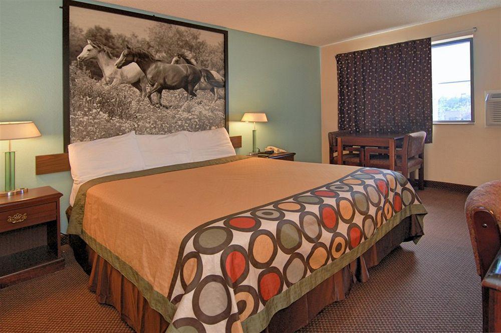 Super 8 By Wyndham Kansas City At Barry Road/Airport Экстерьер фото